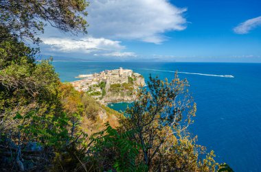Gaeta, İtalya. Eski kasabayı ve orlando dağından antik kalesini bir yaz günü görmek.