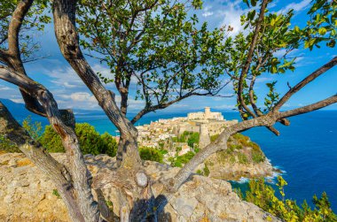 Gaeta, İtalya. Eski şehir Gaeta ve kalesi Monte Orlando 'dan görüldü..