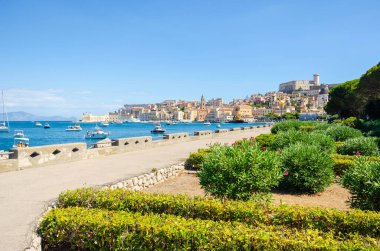 Gaeta, İtalya. 13 Ağustos 2017. Güney Lazio, İtalya 'daki Gaeta Körfezi' nin güzel gezinti güvertesi. Gaeta Körfezi 'nde kayalar ve tekneler.