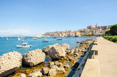 Gaeta, İtalya. 13 Ağustos 2017. Güney Lazio, İtalya 'daki Gaeta Körfezi' nin güzel gezinti güvertesi. Gaeta Körfezi 'nde kayalar ve tekneler.