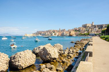 Gaeta, İtalya. 13 Ağustos 2017. Güney Lazio, İtalya 'daki Gaeta Körfezi' nin güzel gezinti güvertesi. Gaeta Körfezi 'nde kayalar ve tekneler.