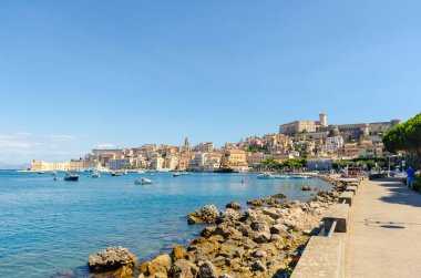 Gaeta, İtalya. 13 Ağustos 2017. Güney Lazio, İtalya 'daki Gaeta Körfezi' nin güzel gezinti güvertesi. Gaeta Körfezi 'nde kayalar ve tekneler.