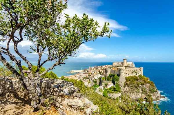 Gaeta, İtalya. Eski kasabayı ve orlando dağından antik kalesini bir yaz günü görmek.