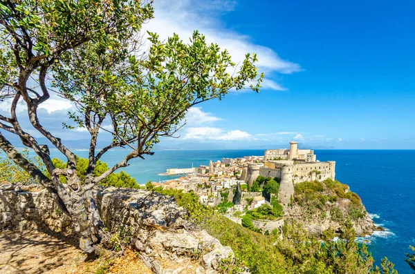 Gaeta, İtalya. Eski kasaba ve Gaeta Kalesi 'nin bir yaz günü Orlando Dağı manzarası..
