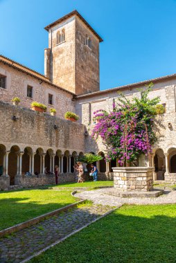 Sermoneta, İtalya. 28 Haziran 2020. Valvisciolo Manastırı. Harika bougainvillea çiçekleri ve gezgin ziyaretçilerle dolu bir manastır..