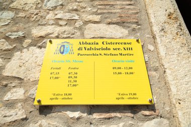Sermoneta, İtalya. 28 Haziran 2020. Valvisciolo Manastırı. Manastırın adını, ziyaret saatlerini ve kutsal ayinleri gösteren bir imza..