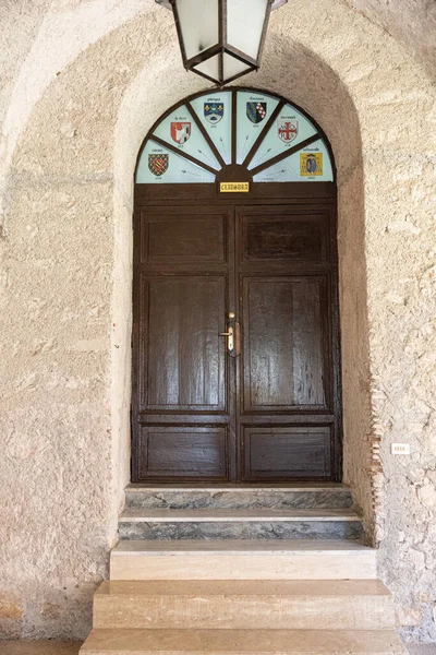 Σερμονέτα Ιταλία Ιουνίου 2020 Αββαείο Βαλβισιόλο Πόρτα Μεσαιωνικά Οικόσημα Στο — Φωτογραφία Αρχείου