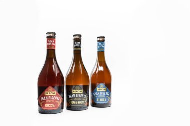 Angri, İtalya. 2 Eylül 2020. İtalyan Peroni bira fabrikasından özel bira seti. Peroni birası. İtalyan birası. 