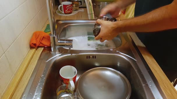 白人白人男子在厨房用海绵洗碗 做家务活 — 图库视频影像