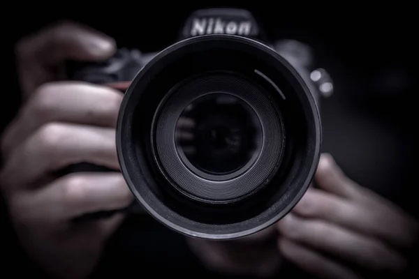 Napoli, İtalya. 22 Temmuz 2019 'da. Biri nikon tutuyor. Eller nikon tutsun. Aynaya yansıyan bir Nikon kamerası. Aynada kendi fotoğrafını çekiyorsun. Fotoğraf merceğine yakın çekim.