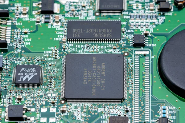 Angri, İtalya. 13 Haziran 2020. Devreli ve mikro çipli SATA tipi sabit disklerin elektronik bileşenlerinin yakın plan görüntüleri.