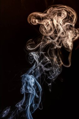 Hint tütsüsü dumanından yaratılan soyut figürler..