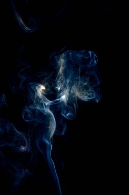 Hint tütsüsü dumanından yaratılan soyut figürler..