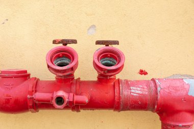 Eski bir fabrikanın yangın söndürme sistemi boruları.