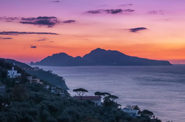 Sahip Lubrense, İtalya. 12 Ocak 2011. Capri adasında nefes kesen gün batımı. Sahip Lubrense kıyıları önplanda..