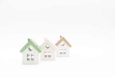 Beyaz arka planda izole edilmiş, bir sürü kopya alanı olan küçük kavramsal evler. Ev kavramı. Emlak kavramı.