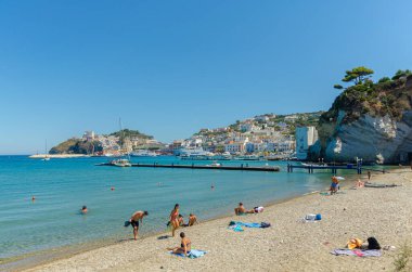 Ponza Adası, İtalya. 16 Ağustos 2017. Dante Alighieri yolu boyunca özgür bir plajdaki insanlar..