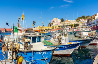 Ponza Adası, İtalya. 16 Ağustos 2017. Limanın yakınındaki rıhtımda tekneler ve balıkçı tekneleriyle genel manzara.