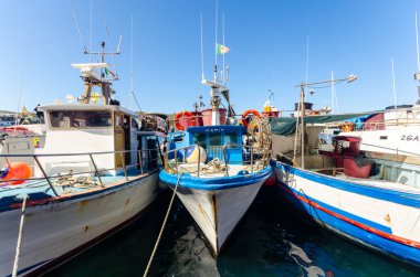 Ponza Adası, İtalya. 16 Ağustos 2017. Ponza marinasında eski ve renkli balıkçı tekneleri.