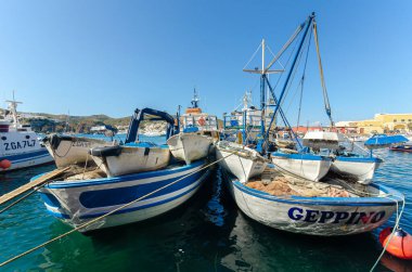 Ponza Adası, İtalya. 16 Ağustos 2017. Ponza marinasında eski ve renkli balıkçı tekneleri.