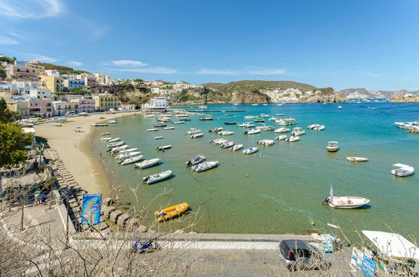 Ponza Italien Augusti 2017 Båtar Förtöjda Sommaren Framför Stranden Sant — Stockfoto