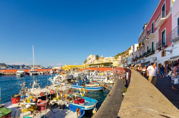 Ponza Italien Augusti 2017 Generisk Bryggan Nära Hamnen Med Båtar — Stockfoto