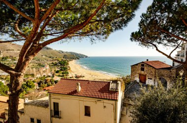 Sperlonga, İtalya. 13 Ocak 2015 'te. Sperlonga 'nın genel manzarası ve onun altın kumlu plajı.