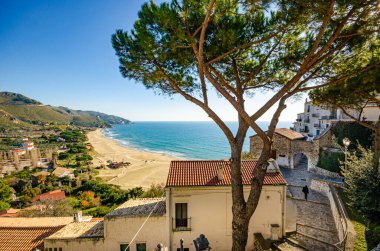Sperlonga, İtalya. 13 Ocak 2015 'te. Sperlonga 'nın genel manzarası ve onun altın kumlu plajı.