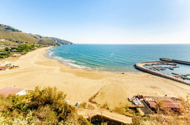 Sperlonga, İtalya. 13 Ocak 2015 'te. Sperlonga altın kumlu plajının genel manzarası.