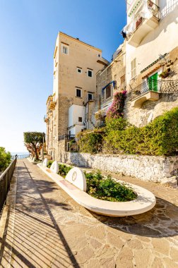 Sperlonga, İtalya. Banklar Via Ripa boyunca çok renkli seramiklerle dekore edilir..