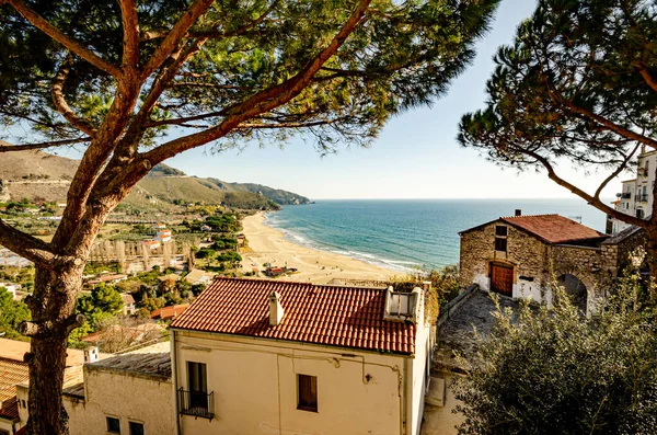 Sperlonga, İtalya. 13 Ocak 2015 'te. Sperlonga 'nın genel manzarası ve onun altın kumlu plajı.