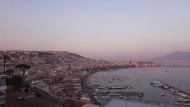 Napoli, İtalya. 13 Eylül 2020. Napoli Körfezi 'ndeki Posillipo' nun Belvedere 'den nefes kesici manzarası. Bir yaz günü marinaya dönen zevk gemileriyle. Gerçek zamanlı video.