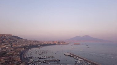 Napoli, İtalya. 13 Eylül 2020. Napoli Körfezi 'ndeki Posillipo' nun Belvedere 'den nefes kesici manzarası. Bir yaz günü marinaya dönen zevk gemileriyle. Gerçek zamanlı video.