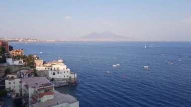 Napoli, İtalya. 13 Eylül 2020. Posillipo Körfezi 'ndeki Belvedere' den nefes kesici manzara. Yazın açık bir günde Posillipo bölgesinin evleri. Gerçek zamanlı video.