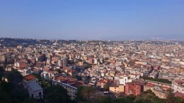 Napoli, İtalya. 13 Eylül 2020. Eski San Martino Belvedere 'den nefes kesici genel manzara ve açık bir yaz gününde Vezüv Dağı' nda panorama seyreden gençlerle..