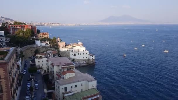 イタリアのナポリ 2020年9月13日 夏の晴れた日にポシリポ地区の家とナポリ湾のポシリポを経由してベルヴェデーレから息をのむような景色 — ストック動画