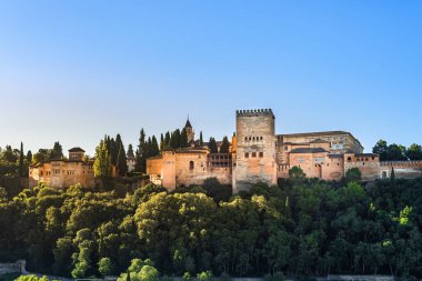 Granada, İspanya. 17 Ekim 2020. Alttaki binalardan ve Alhambra kulelerinden bak..