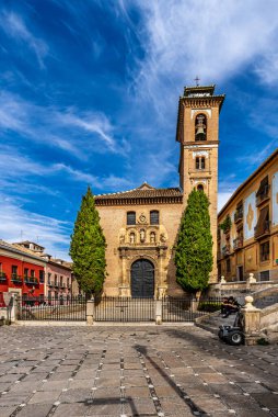 Granada, İspanya 17 Ekim 2019. Santa Ana Plaza 'daki San Gil Kilisesi cephesi..