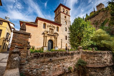 Granada, İspanya. 17 Ekim 2020. San Pedro Kilisesi ve San Pablo Carrera del Darro Caddesi 'nde..