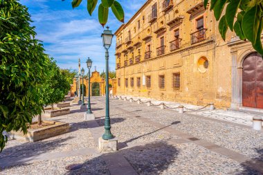 Granada, İspanya. 18 Ekim 2020. Valparaiso Dağı 'nda bulunan ortaçağ Sacromonte Manastırı' nın dış cephesi ve avlusu..