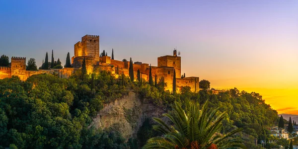 Granada Spanyolország 2020 Október Kilátás Naplementekor Alulról Épületek Tornyok Alhambra — Stock Fotó