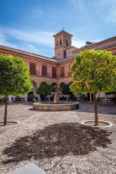 Granada Španělsko Října2020 Klášter Kláštera Sacromonte Citrusovými Stromy Kašnou Kolonádou — Stock fotografie