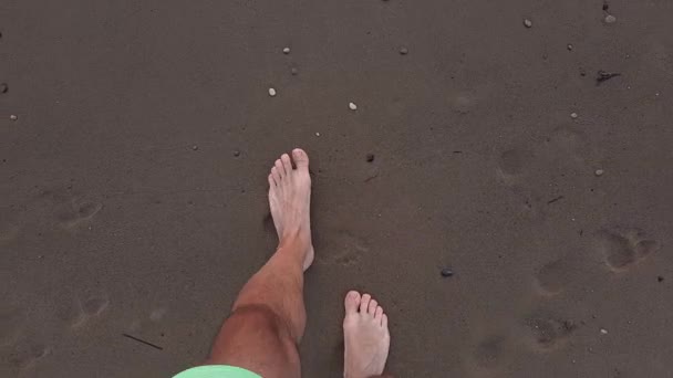 Άποψη Του Ξυπόλητου Καυκάσιου Λευκού Άνδρα Που Περπατάει Στην Παραλία — Αρχείο Βίντεο