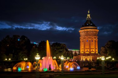 Mannheim, Almanya. 2 Ağustos 2008. Su kulesi (Wasserturm) üzerinde su ve ışık oyunları ile görüntüle.
