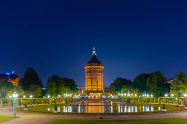 Mannheim, Almanya. 16 Haziran 2013. Friedrichsplatz ve Su Kulesi (Wasserturm).