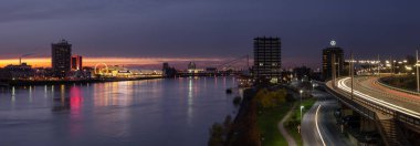 Mannheim, Almanya. 12 Aralık 2012. Ren Nehri 'ndeki Konrad Adenauer Köprüsü. Sağdaki Mannheim şehri ve günbatımında soldaki Ludwigshafen..