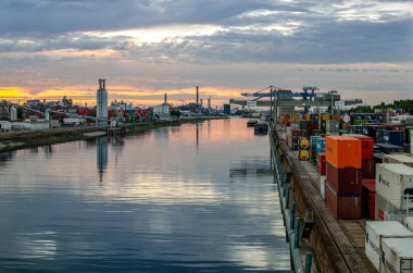 Mannheim, Almanya. 16 Haziran 2013. Mannheim Terminal Konteynırı. Ren Nehri 'ndeki nehir limanı. Avrupa 'nın en önemli limanlarından biri..