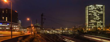 Mannheim, Almanya. 2 Temmuz 2015. Mannheim Merkez İstasyonu. Stuttgart Hauptbahnhof 'dan sonra Almanya' nın güneybatısındaki en büyük ikinci trafik merkezi..