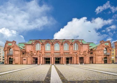 Mannheim, Almanya. 3 Eylül 2013. Rosengarten, konserlerin ve konferansların yanı sıra şehir fuarlarının düzenlendiği bir binadır. Konferans salonu ve sergi alanlarını içeriyor..