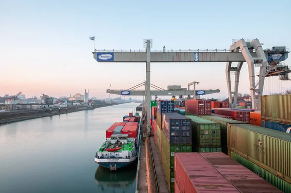 Mannheim, Almanya. 30 Ocak 2009. Mannheim Terminal Konteynırı. Ren Nehri 'ndeki nehir limanı. Avrupa 'nın en önemli limanlarından biri..